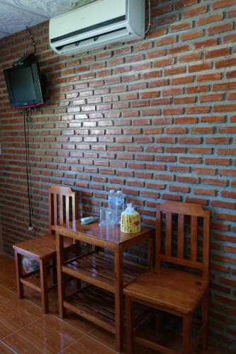 Una televisión o centro de entretenimiento en Khai Mook Homestay