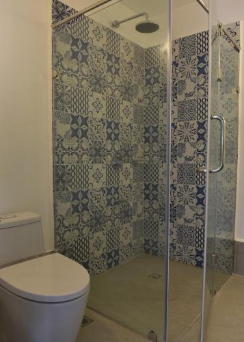 a bathroom with a toilet and a shower at Lazuli Resort in San Vicente