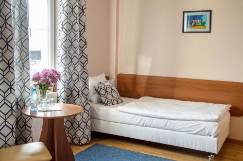 a living room with a white couch and a table at Centrum Okopowa 55 in Warsaw