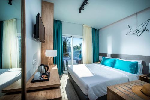 Un ou plusieurs lits dans un hébergement de l'établissement Paralos Lifestyle Beach Adults Only