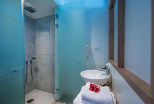 Salle de bains dans l'établissement Paralos Lifestyle Beach Adults Only