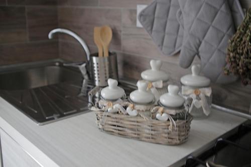 een mand gevuld met witte gerechten op een aanrecht bij Da Sabbi in La Spezia