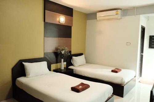 Кровать или кровати в номере Puangpech Place