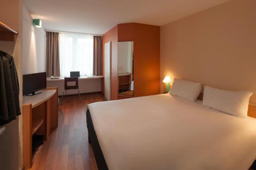 Postel nebo postele na pokoji v ubytování ibis Nürnberg Hauptbahnhof