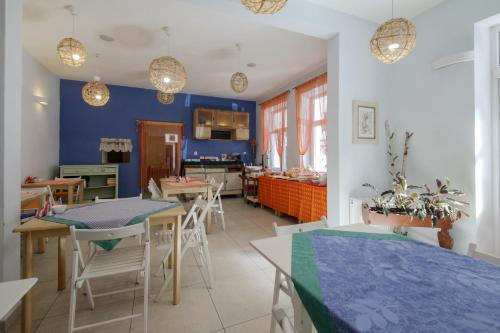 Televízia a/alebo spoločenská miestnosť v ubytovaní Red Carpet Hostel