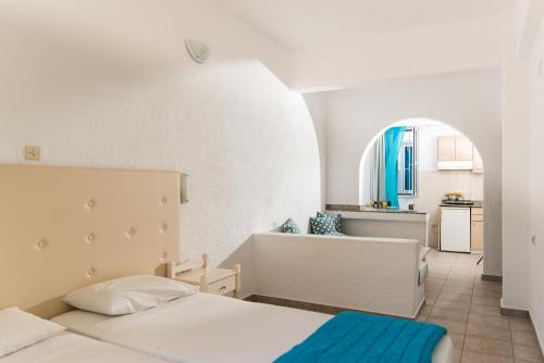 Un pat sau paturi într-o cameră la Ibiscus Hotel Malia