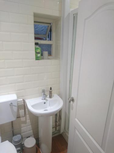 ポーツマスにある8A Kenilworth Roadの白いバスルーム(洗面台、トイレ付)