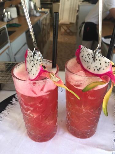 two cocktails with a slice of melon and two spoons at Rouge Hotel International in Milano Marittima