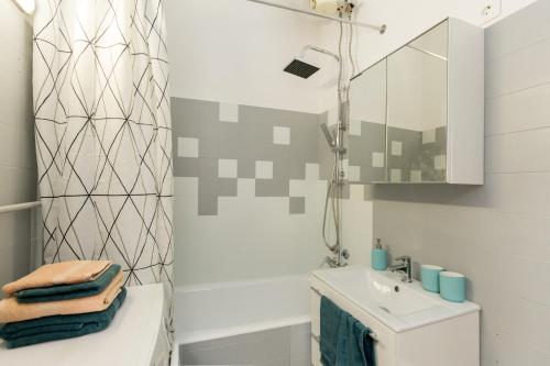 Ванная комната в Unique Riverside Apartment