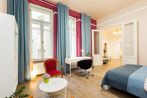 ブダペストにあるUnique Riverside Apartmentのベッドルーム1室(ベッド1台、デスク、椅子付)