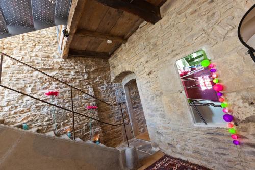 um quarto com uma parede de pedra com decorações coloridas em La Tour Charlemagne em Château-Chalon