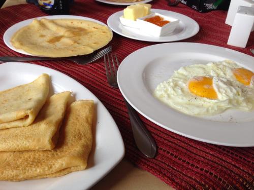 卡拉奇Seaview Guest House的桌上放有鸡蛋和面包