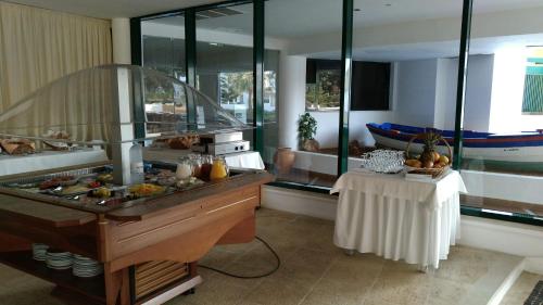 uma cozinha com um buffet com uma mesa em Ondamar Hotel Apartamentos em Albufeira