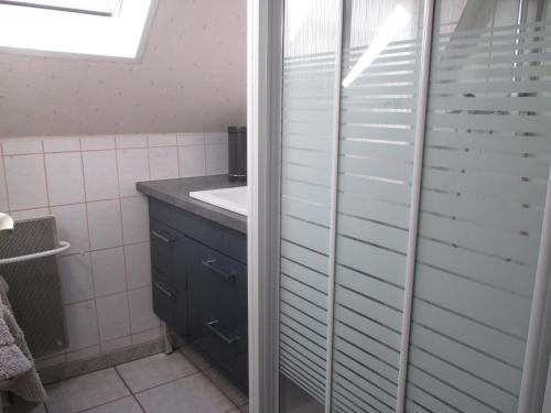 une petite salle de bain avec un lavabo et une fenêtre dans l'établissement 3 Rue Vicaire, à Contalmaison