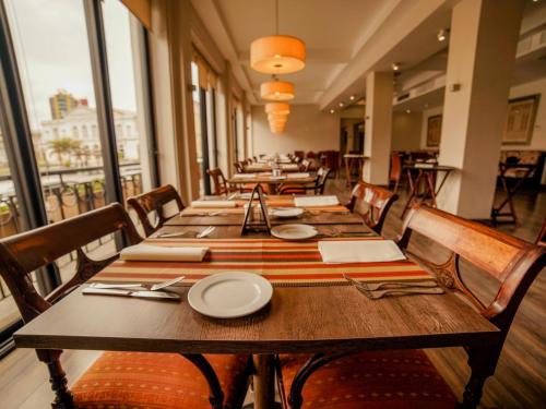 a dining room with a long table and chairs at Terrado Arturo Prat Iquique in Iquique