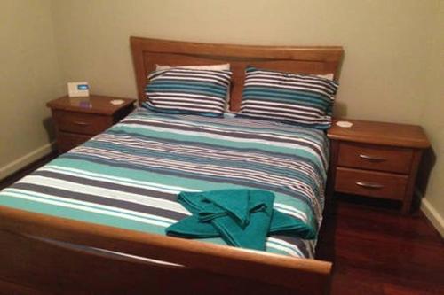Llit o llits en una habitació de Affordable & comfortable Apartment on Langley Park