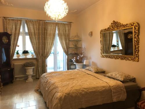 um quarto com uma cama e um espelho na parede em Apartment Parkowa em Poznań
