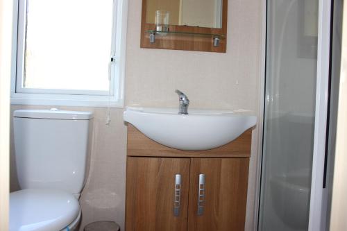 a bathroom with a sink and a toilet at Loch View in Taynuilt