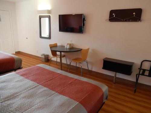 TV a/nebo společenská místnost v ubytování Motel 6-Moultrie, GA