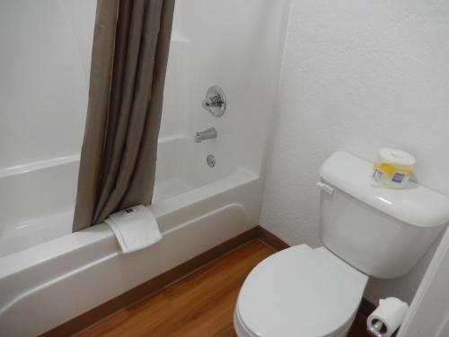 Koupelna v ubytování Motel 6-Moultrie, GA