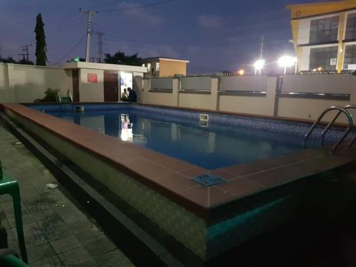 Citilodge Hotel في لاغوس: مسبح في الليل على مبنى