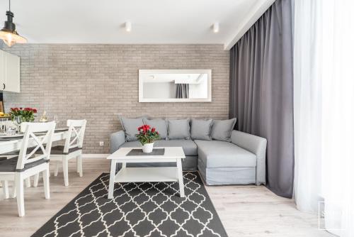 sala de estar con sofá y mesa en Exclusive Vermelo Apartment en Cracovia