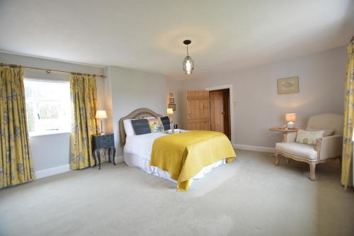 - une chambre avec un lit et une couverture jaune dans l'établissement Rookyards, à Spexhall