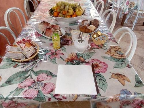 een tafel met een bord eten erop bij Agriturismo Da Paola in Marsiliana