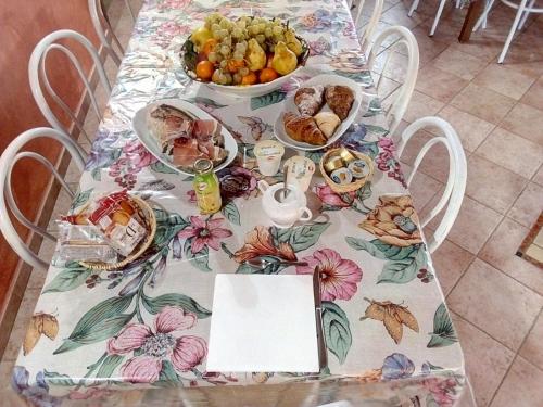 een tafel met een tafelkleed met voedsel erop bij Agriturismo Da Paola in Marsiliana