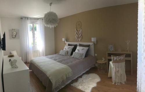 Postel nebo postele na pokoji v ubytování LES HORTENSIAS