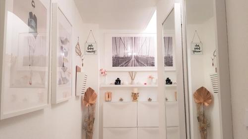 Cette chambre blanche dispose d'étagères blanches et d'une fenêtre. dans l'établissement Little Suite - Pénélope, à Lille