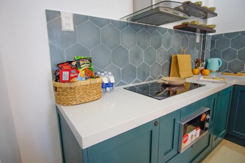 Phuong Tran Apartment and Hotelにあるキッチンまたは簡易キッチン