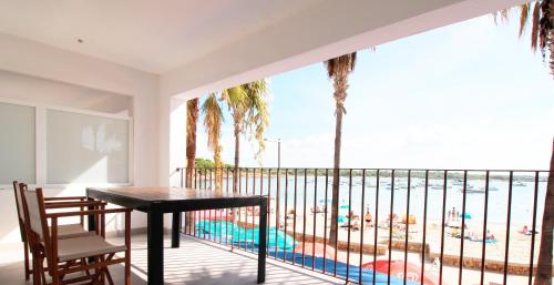 Un balcón con mesa y sillas y vista a la playa. en Apartaments Es Port ETVPL14335-13394, en Colonia de Sant Jordi