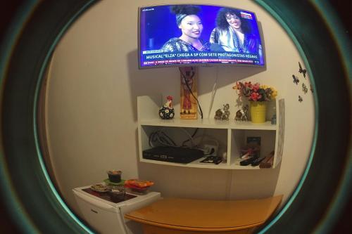 baño con espejo y TV en Estudio Copacabana/Ipanema vista mar, en Río de Janeiro