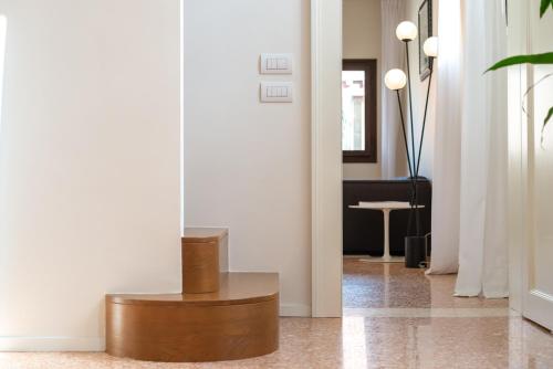 a living room with a table and a mirror at Palazzo Vendramin Costa in Venice