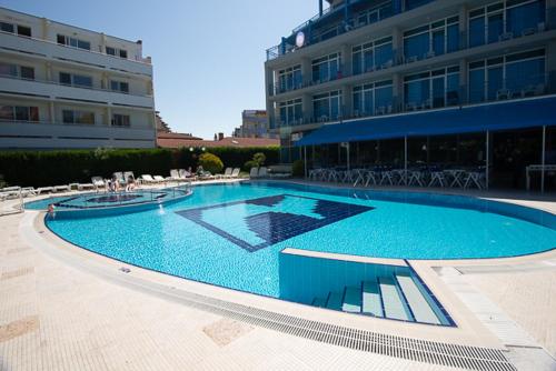 una gran piscina frente a un edificio en Regata Palace Hotel, en Sunny Beach