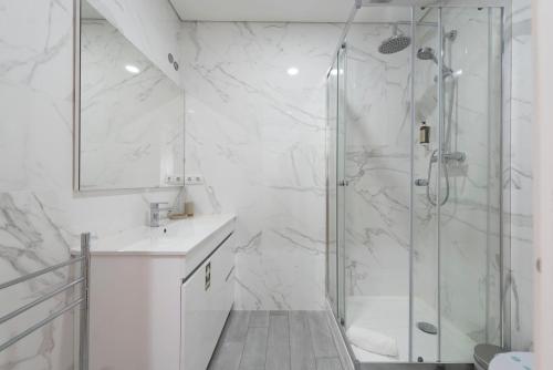 ポルトにあるBruno's Downtown Apartmentの白いバスルーム(シャワー、シンク付)