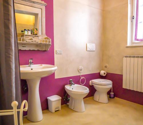 uma casa de banho com um lavatório e um WC em Borgo Di Collelungo em Montaione