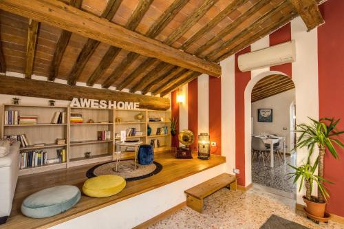 una sala de estar con paredes rojas y techo de madera. en AwesHomeItaly - Lungarno Bellavista Penthouse, en Pisa