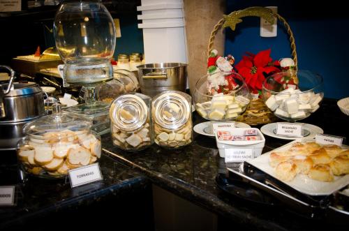 un buffet di cibi e dolci su un bancone di Primum Palace Hotel a Dracena