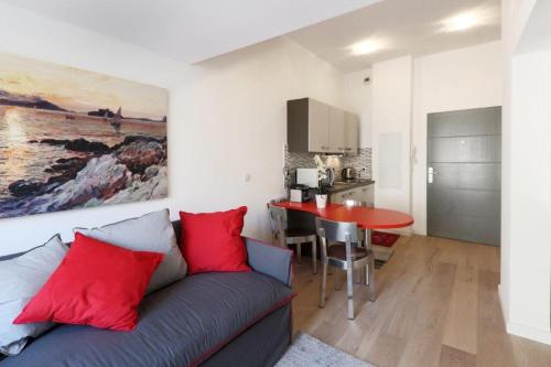 - un salon avec un canapé et des oreillers rouges dans l'établissement Patio Wilson, à Nice