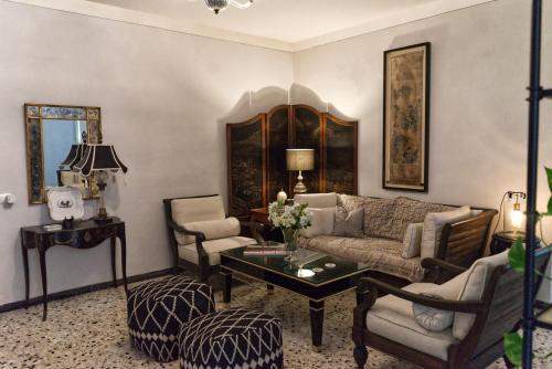 een woonkamer met een bank en een tafel en stoelen bij Casa Ella in Bagni di Lucca