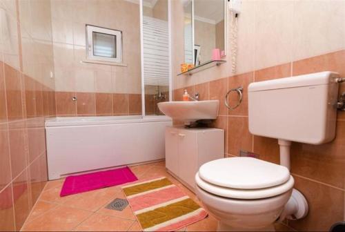 La salle de bains est pourvue de toilettes, d'un lavabo et d'une baignoire. dans l'établissement Apartments Baltazar, à Dubrovnik