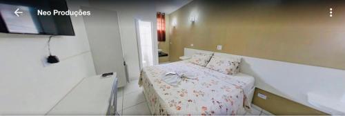 ein kleines Schlafzimmer mit Bett und Fernseher in der Unterkunft Capivari Centro Hotel in Capivari