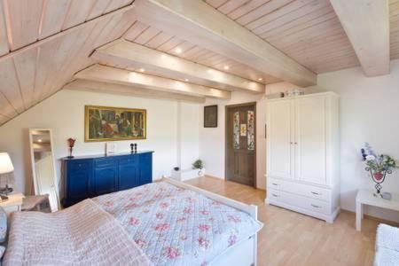 a bedroom with a bed and a dresser in a room at Dom wypoczynkowy na Kaszubach o niezwyklym klimacie in Sierakowice