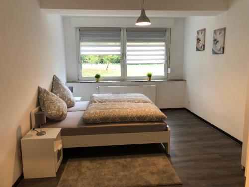 1 dormitorio con cama y ventana en Wohlfühlen In der Luft en Wesel