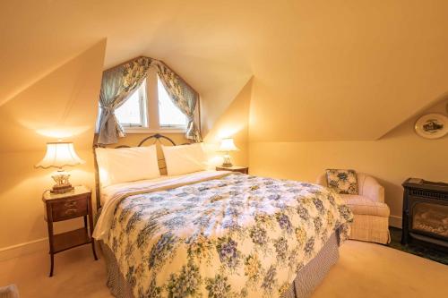Postel nebo postele na pokoji v ubytování Amethyst Inn