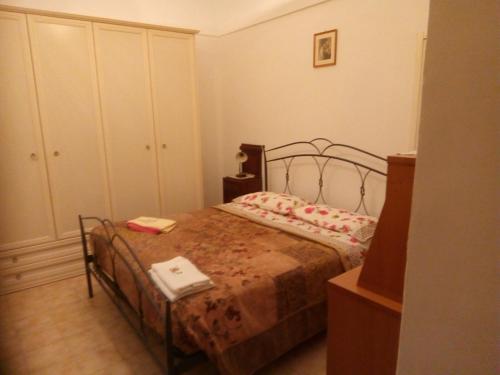 una piccola camera con un letto in una stanza di Appartamento Via Ferdinando Galiani a Chieti