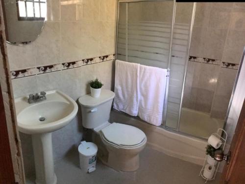Ett badrum på Hostal Bella Epoca