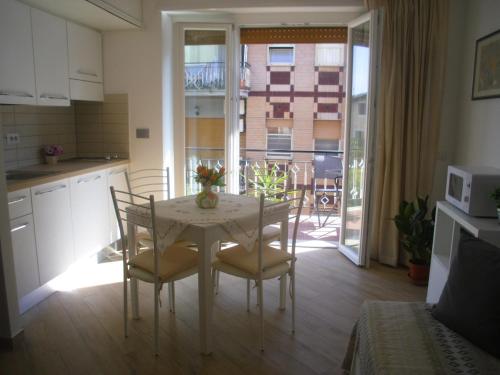 A kitchen or kitchenette at Lovely Little Apartment in Via Aurelia